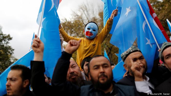 Almanya'daki tekstil şirketlerine Uygurlarla ilgili suç duyurusu: "İnsanlığa karşı suça bulaştılar"