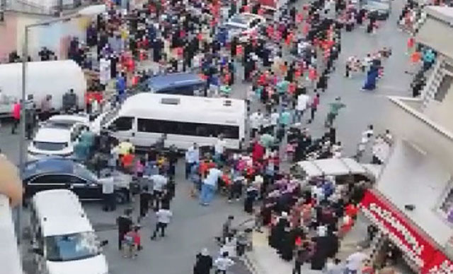 İstanbul'da servis aracı öğrenci ve velilere çarptı