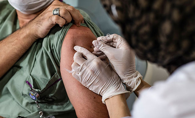 Araştırma: Covid-19 geçirip iki doz aşı olanlar 'insanüstü bağışıklık' geliştiriyor