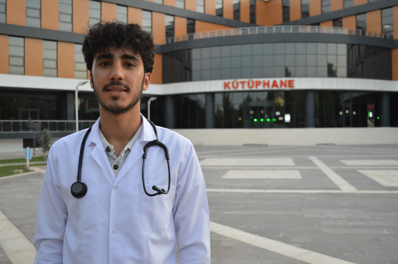İnşaatında işçi olarak çalıştığı kütüphanede şimdi tıp öğrencisi olarak ders çalışıyor