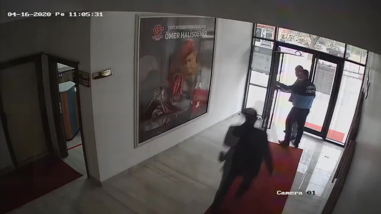 AKP'li belediye başkanının vatandaşı dövme görüntüleri ortaya çıktı