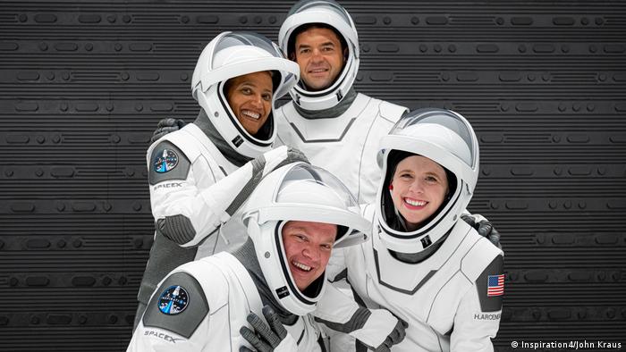 Dört uzay turisti astronotsuz uzay aracıyla yola çıktı