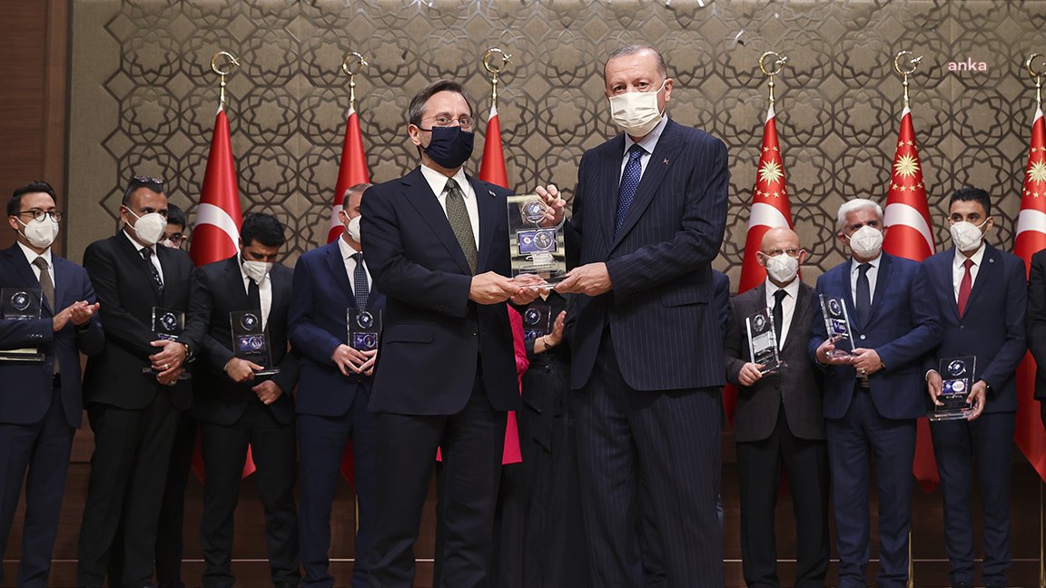 Cumhurbaşkanlığı'ndaki medya ödülleri töreninden önce Veyis Ateş ve Ece Üner'in ödülleri iptal edilmiş