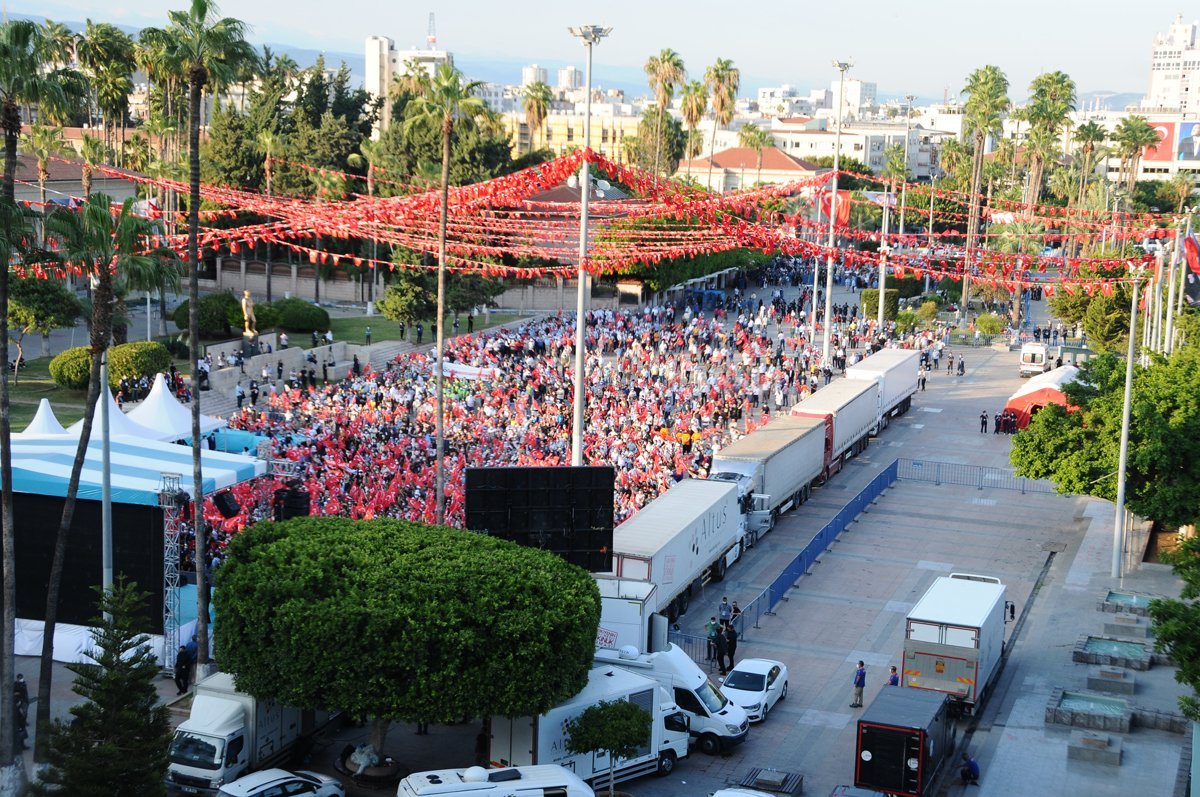 Erdoğan Mersin'de TIR'larla küçültülen meydanı dolduramadı