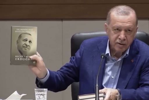 Erdoğan kendi kitabının “İngilizce baskısı” diyerek Fransızca baskısını gösterdi