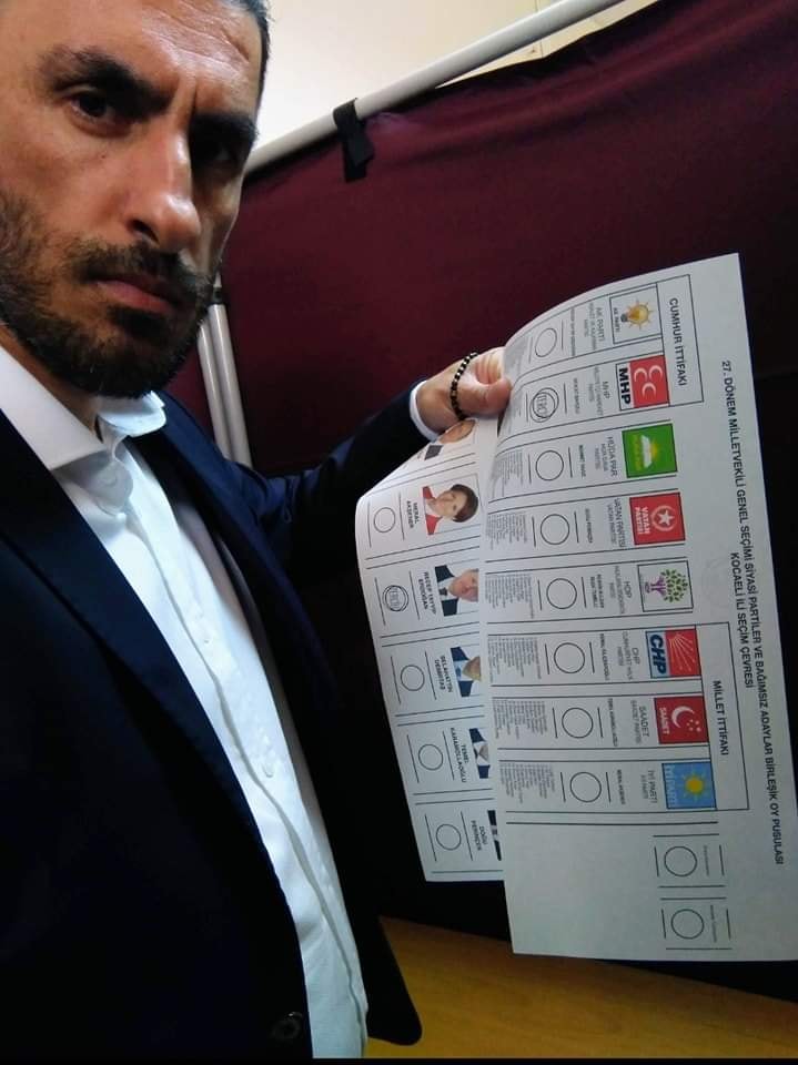 MHP'li ilçe yöneticisi, partiye dönmek isteyenlerden oy pusulalarının fotoğraflarını istedi