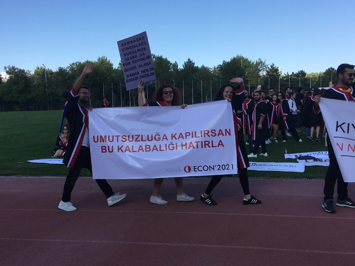 ODTÜ'de gelenek bozulmadı, öğrenciler pankartlarıyla yürüdü