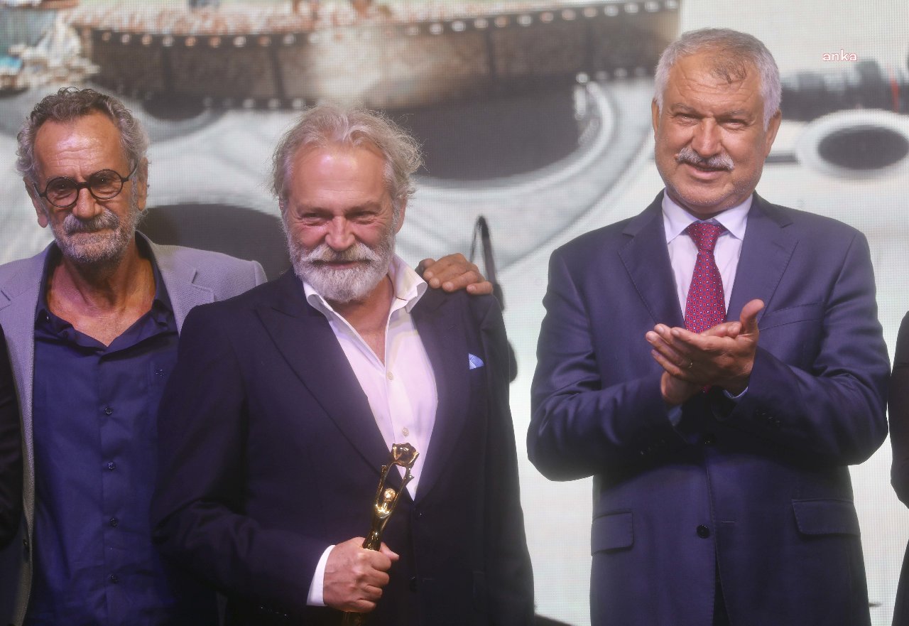 Altın Koza'da "Onur Ödülü" alan Haluk Bilginer: "Eğri zamanlarda dik duranlara selam olsun"