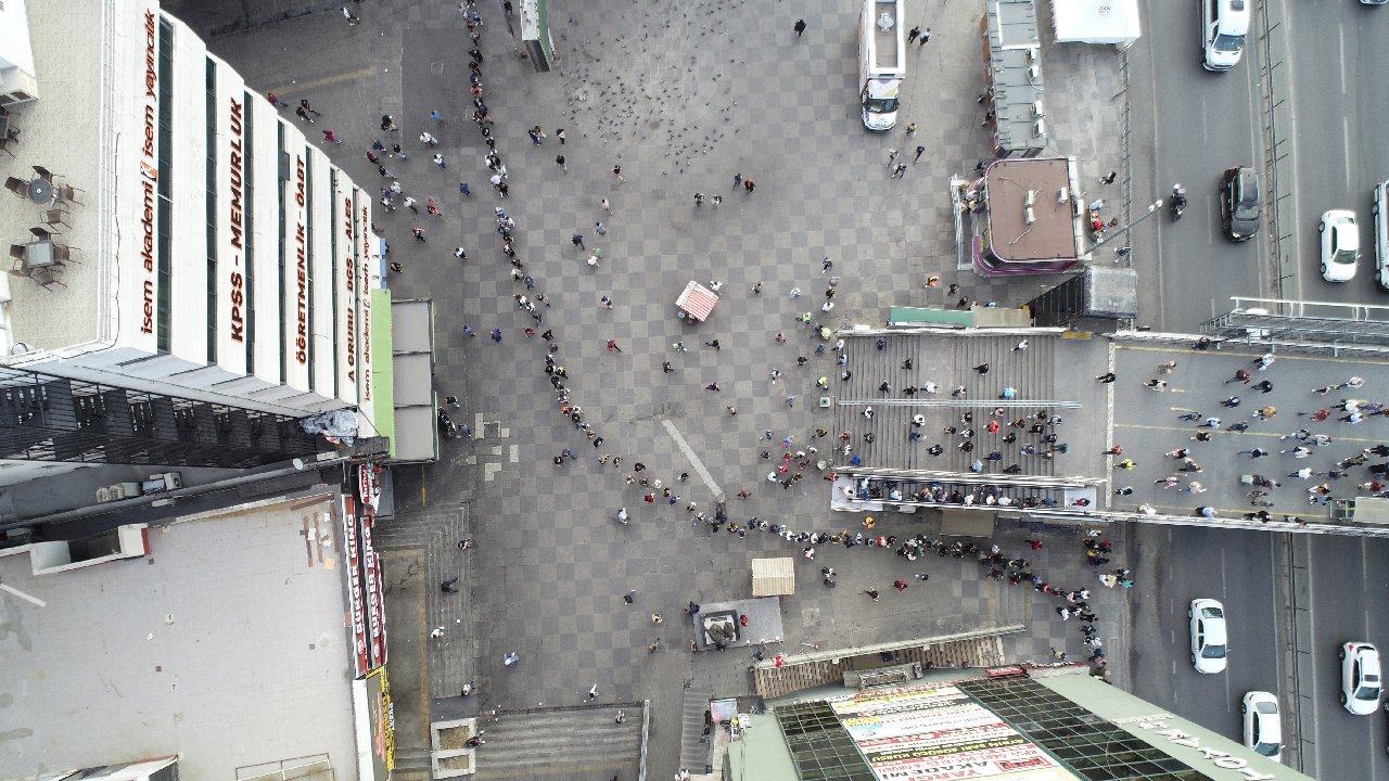 Metrelerce uzayan otobüs kuyruğu