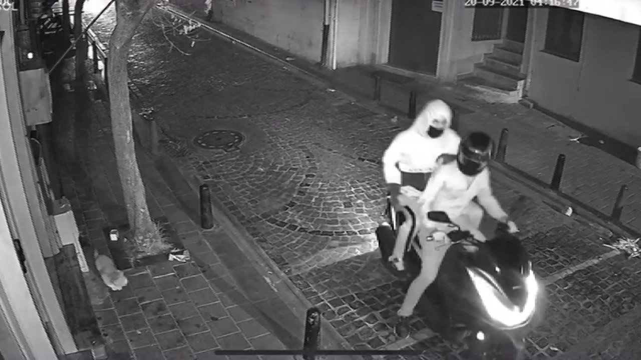 Balat'ta haraç çeteleri sinemacı Enes Kaya'ya saldırdı: "Vurmaya adam arıyoruz"