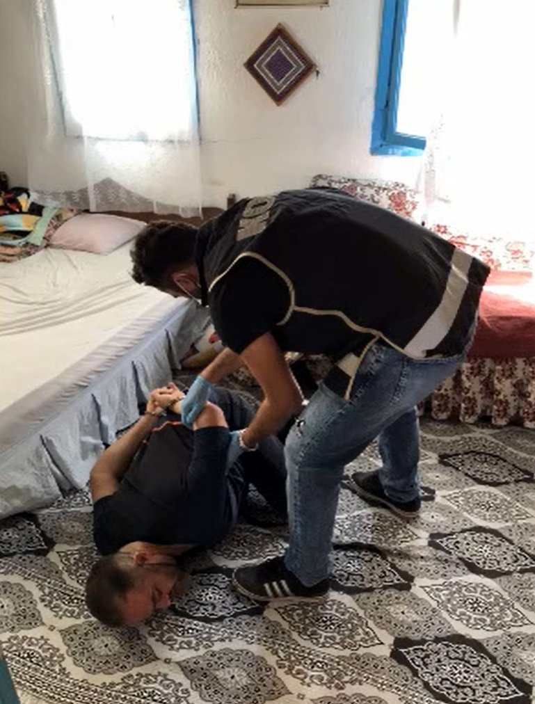 Cin çıkarma bahanesiyle cinsel ilişkiye girdiği kadınların gizli görüntülerini çektiği iddia edilen sanık tutuklandı