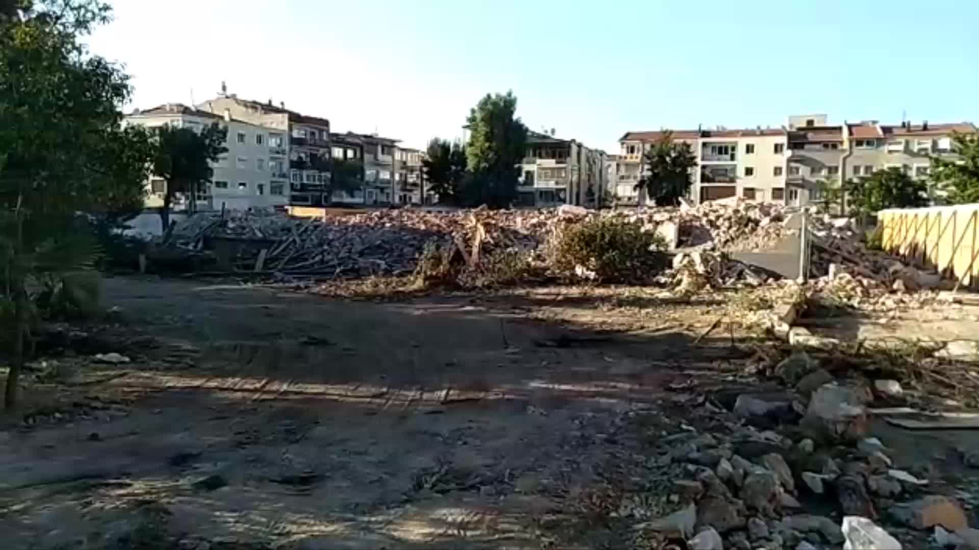 İzmir'de 92 yıllık okul, açılan davadaki yürütmenin durdurulması talebinin sonucu beklenmeden yıkıldı