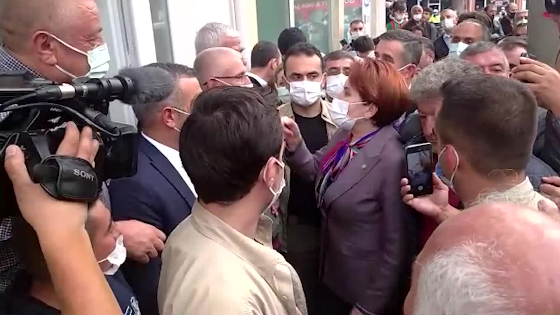 Akşener, "Başbakan Meral" sloganlarıyla karşılandı