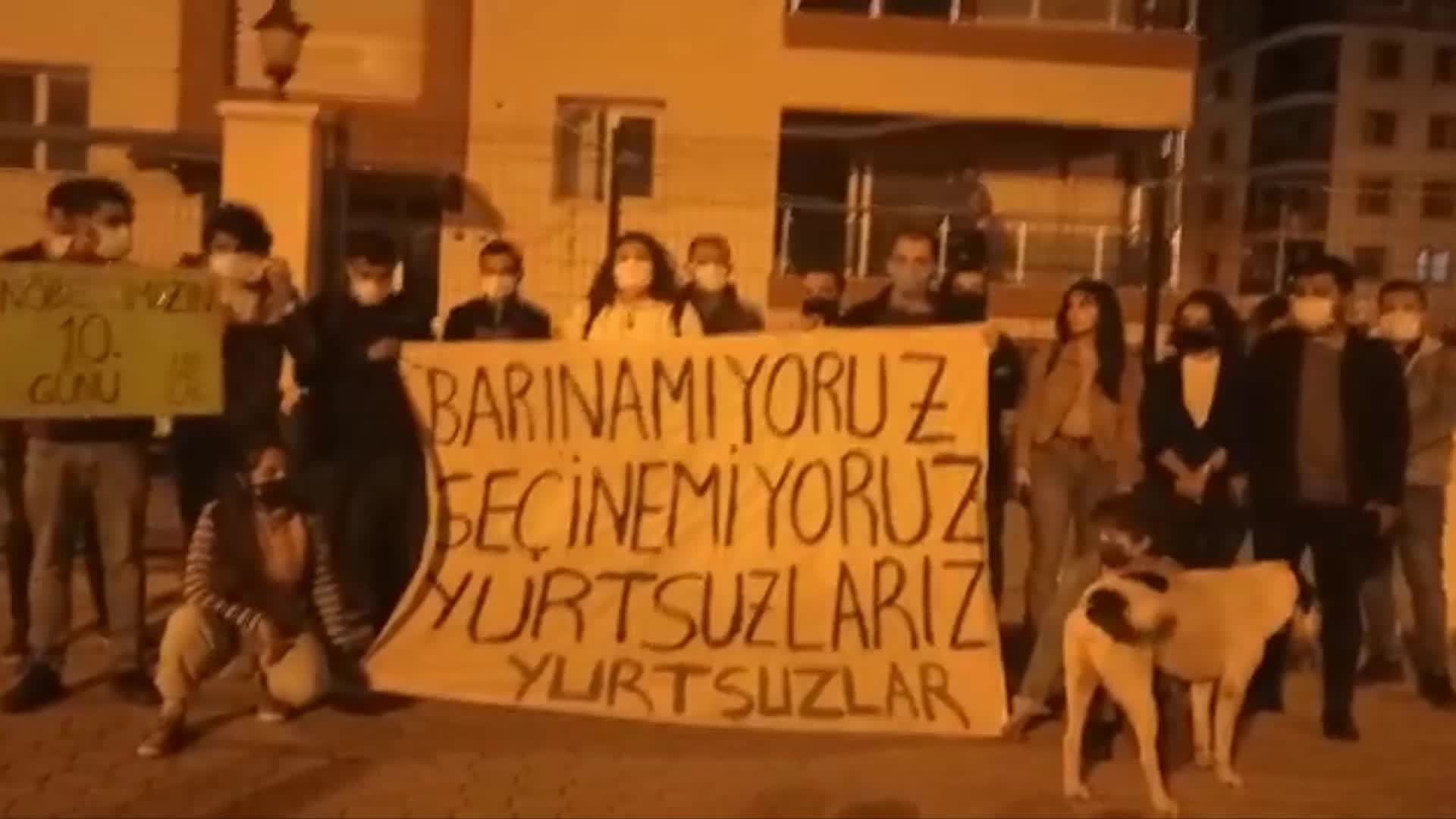 İzmir'de kapatılan yurdun önünde "Barınamıyoruz" eylemi
