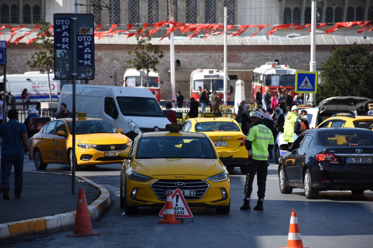Taksim'de denetim: Taksiye binmek neredeyse imkansız