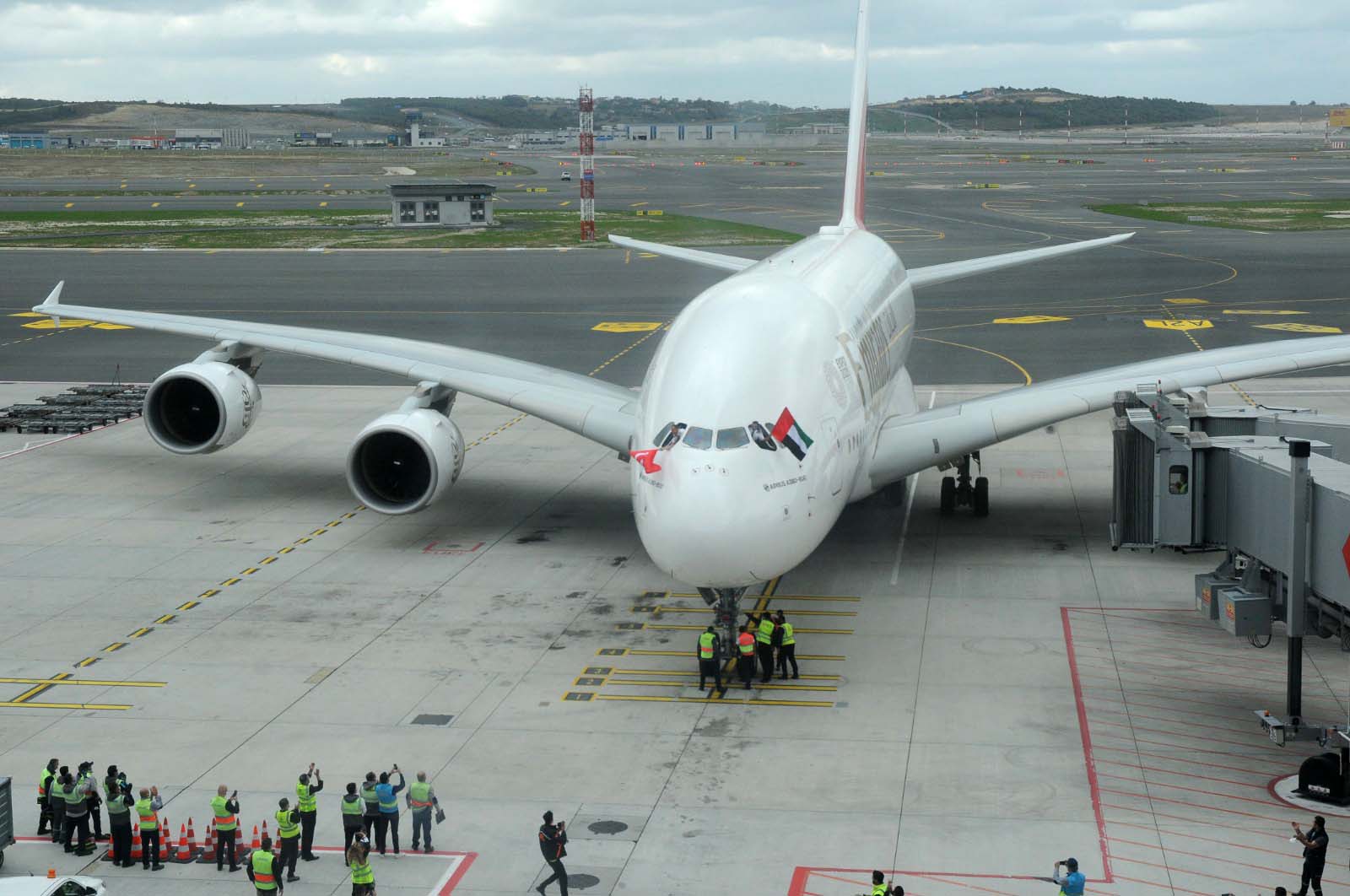 Dünyanın en büyük uçağı İstanbul'a ilk yolcularını taşıdı