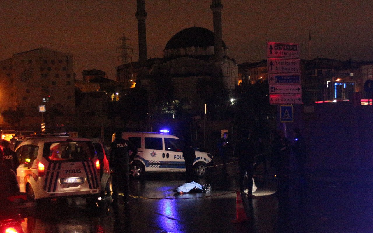 Arabalarını park edip, yemek yemeye gidiyorlardı, otomobil çarptı, üçü de hayatını kaybetti