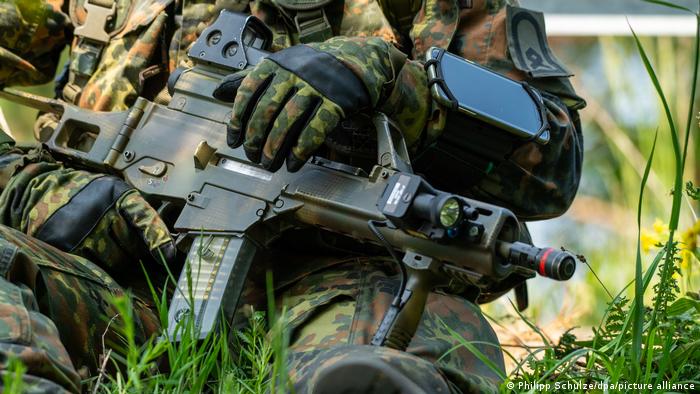 Almanya'da dokuz eski asker hakkında "göçmenlere saldırı planladıkları" iddiasıyla soruşturma