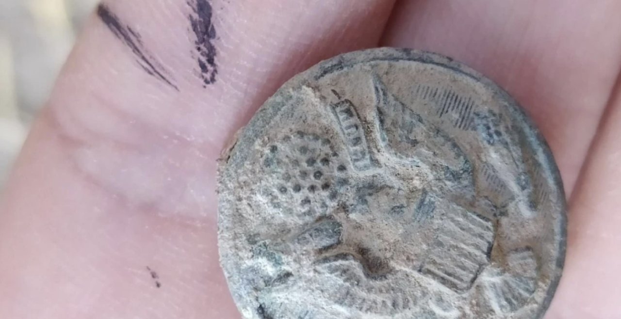 Üzerinde ABD’nin kuruluş sembolü olan rozet Diyarbakır’daki kazıda çıktı