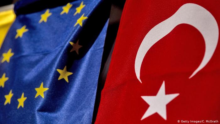 AB, Türkiye’ye vizesiz seyahat konusunda verdiği sözleri tutmalı
