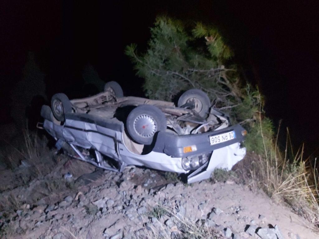 Araba 80 metreden düştü, emniyet kemeri takılı sürücü yaralı kurtuldu
