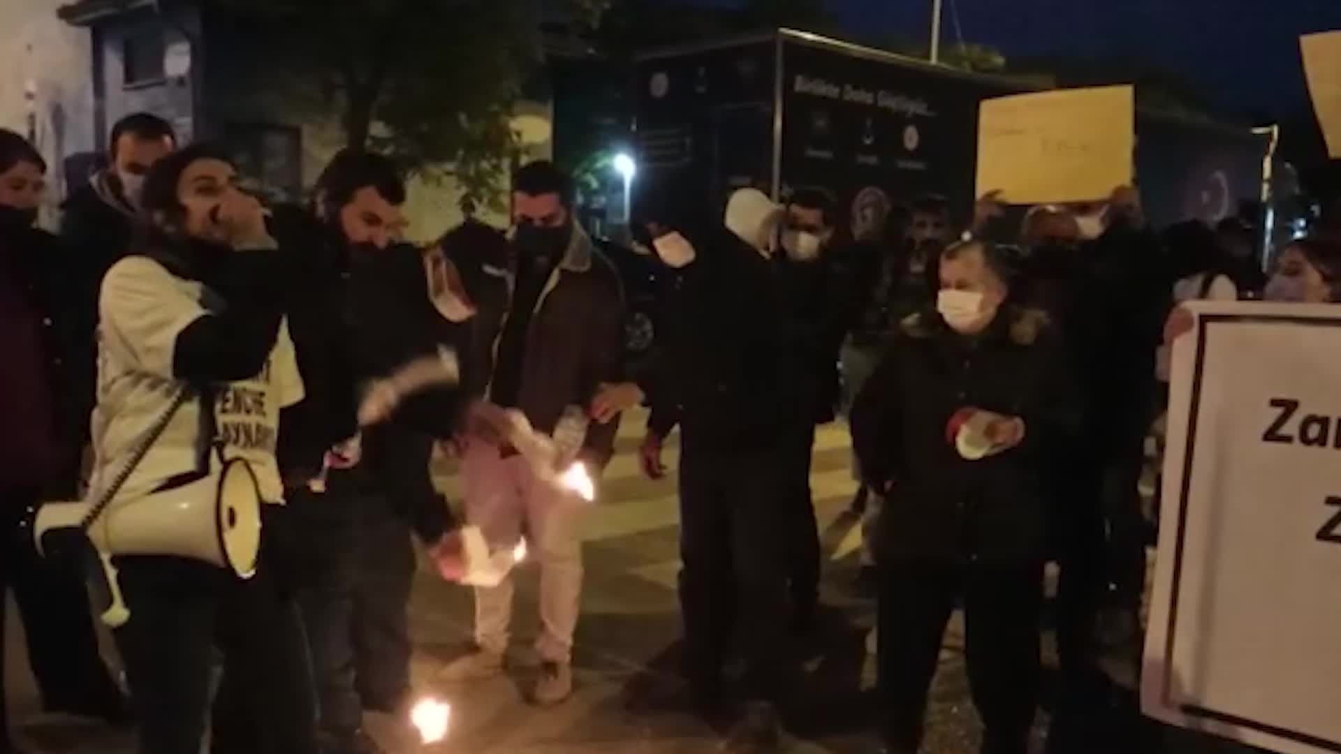Zamlara tepki gösteren yurttaşlar gece eylem yaptı, faturaları yaktı