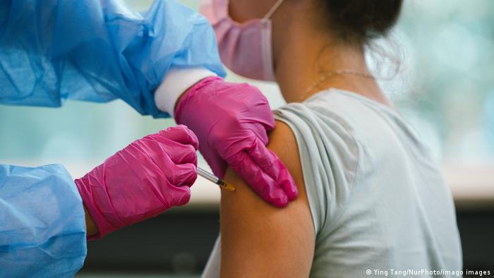 Danimarka ve İsveç, Moderna aşısının gençlerde kullanımını askıya aldı