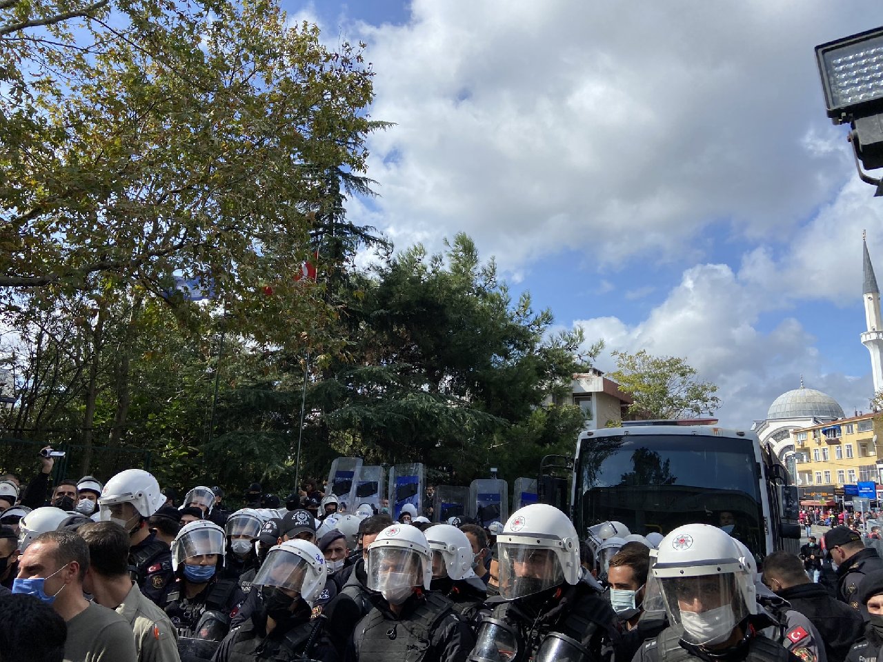 Boğaziçi Üniversitesi'nde tutuklanan 2 öğrencinin serbest bırakılmasını isteyen  öğrenciler de gözaltına alındı