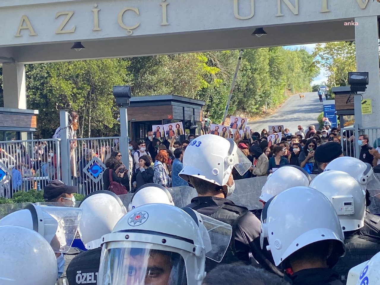 İstanbul Valiliği açıkladı: Boğaziçi'nde tutuklanan 2 öğrencinin serbest bırakılmasını isteyen 14 öğrenci gözaltında