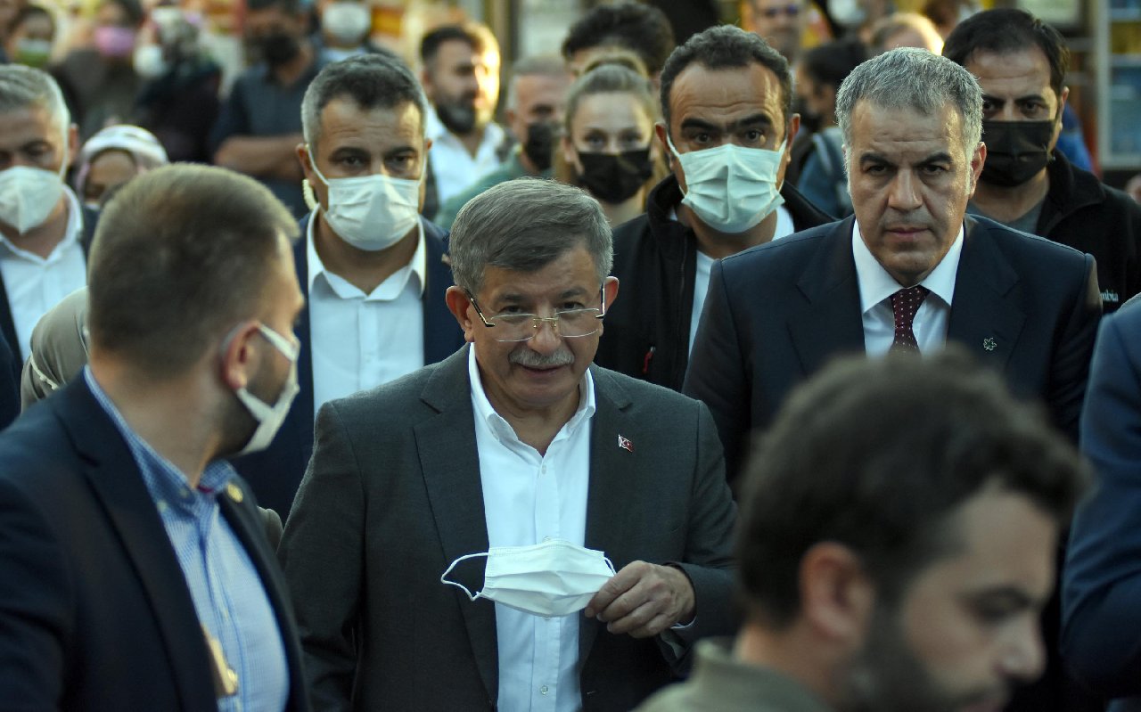 Davutoğlu'ndan "Sen arkadaşlarına ihanet ettin" diyen yurttaşa yanıt: "Ben değil, onlar ihanet etti"