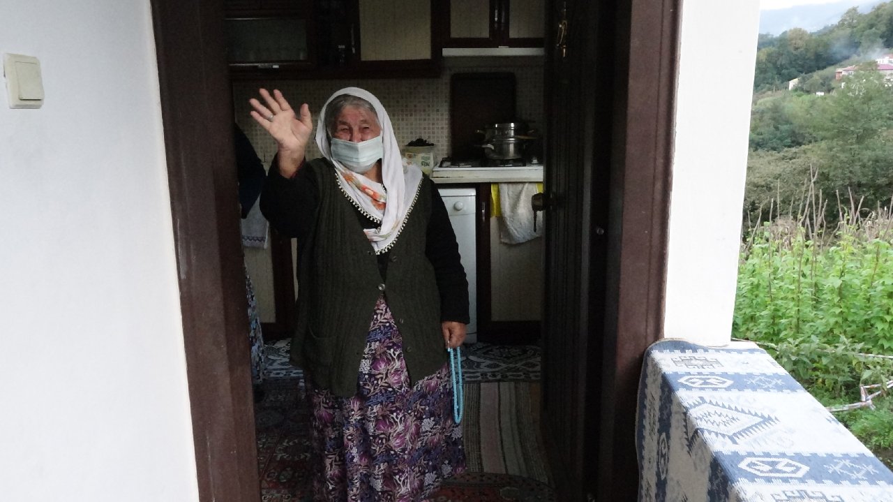 İki aşısını da olan 106 yaşındaki Nuriye Özkan, koronavirüsü yendi