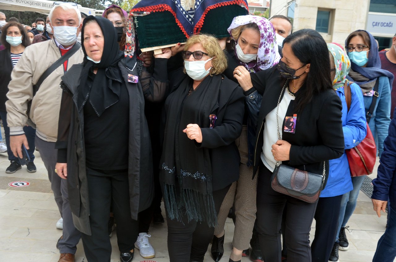 Erkek şiddeti:  Esra Yıldız'ın tabutunu kadınlar omuzladı