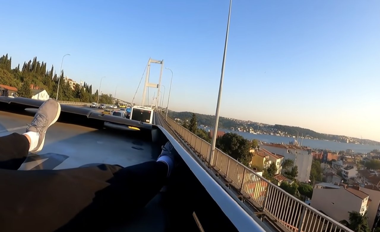 Metrobüsün üstünde Boğaz Köprüsü'nü geçen Youtube fenomeni hakkında takipsizlik kararı