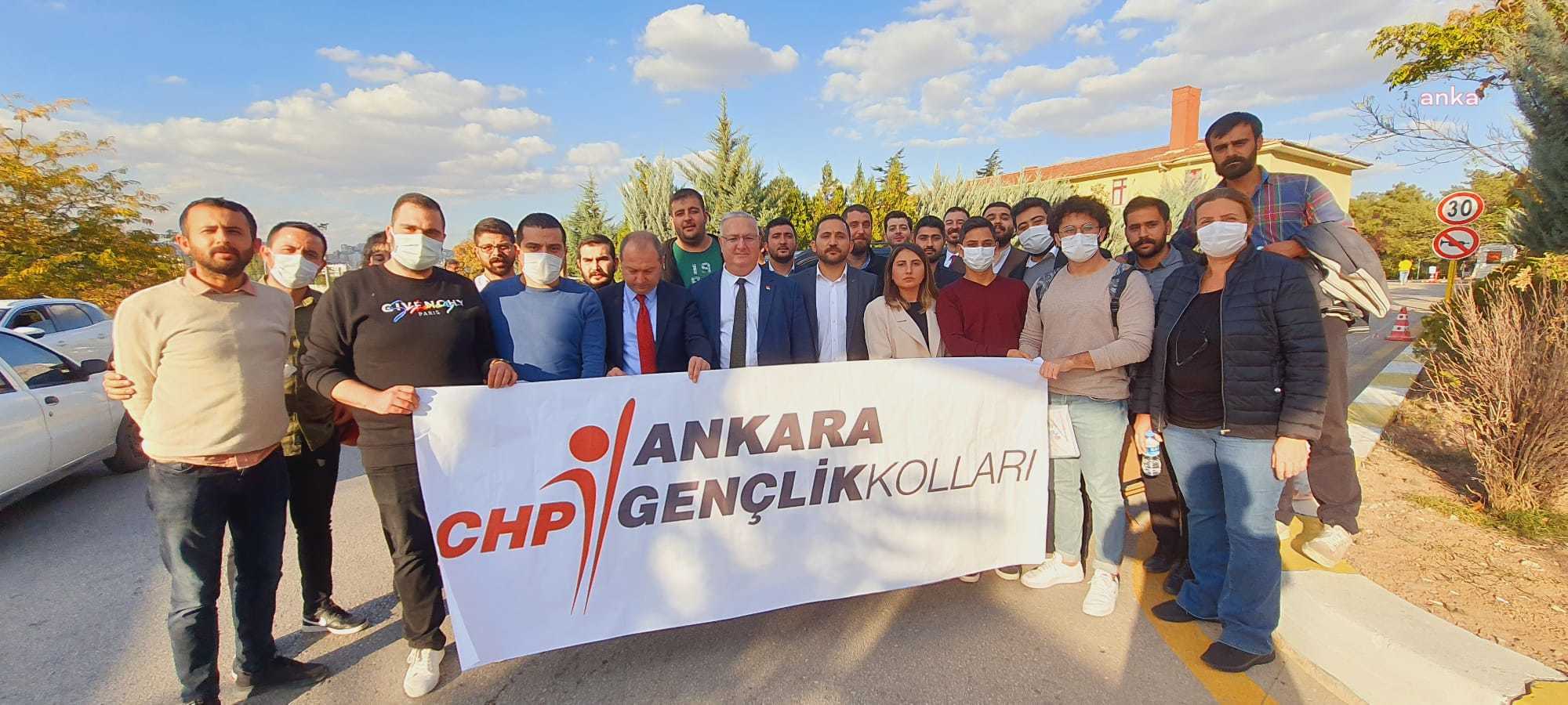 "Sabıka Holding" broşürü dağıttığı için gözaltına alınan gençler serbest