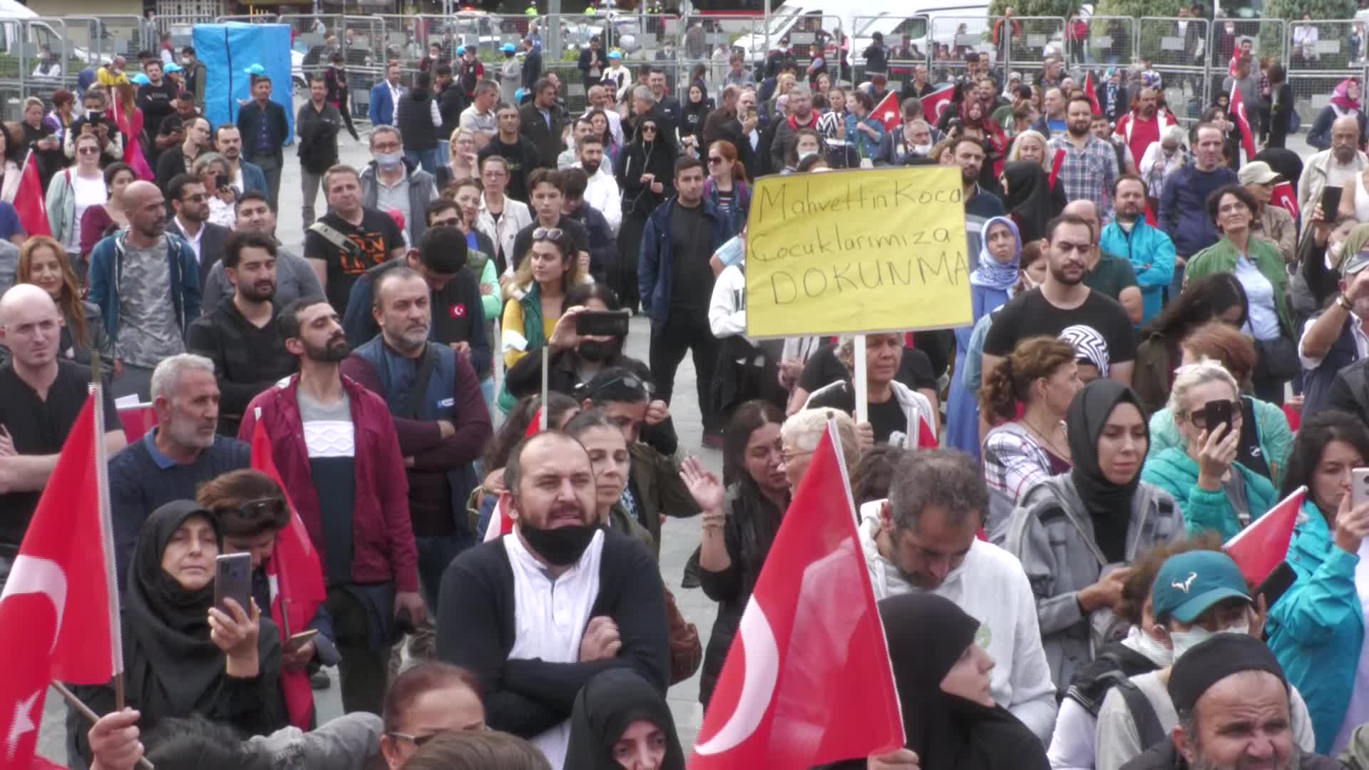 Aşı karşıtlarının İzmir mitingi: Maske de yok mesafe de