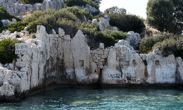 Kekova'nın tarihi eserlerini ilan panosuna çevirdiler