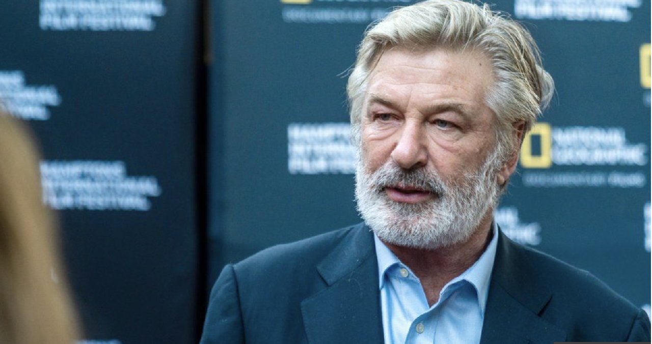 Alec Baldwin, film setinde kuru sıkı tabancayla görüntü yönetmeninin ölümüne neden oldu