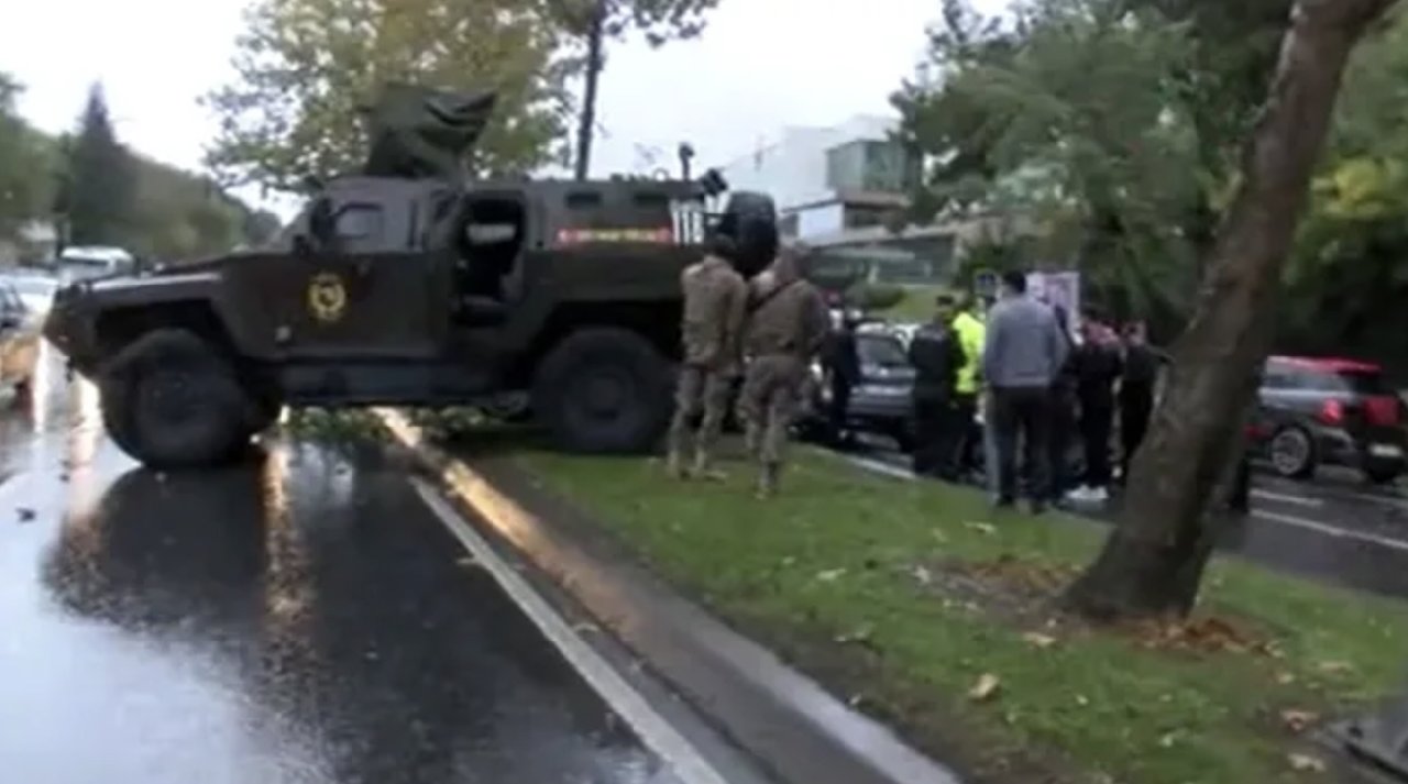 İstanbul'da zırhlı polis aracı 6 arabaya çarptı, 3 yaralı