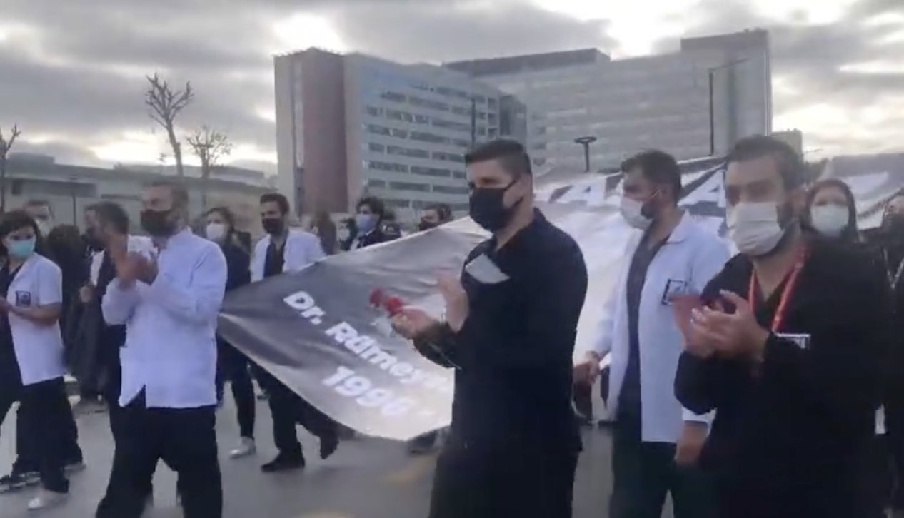 Doktorlardan Sağlık Bakanlığı önünde protesto