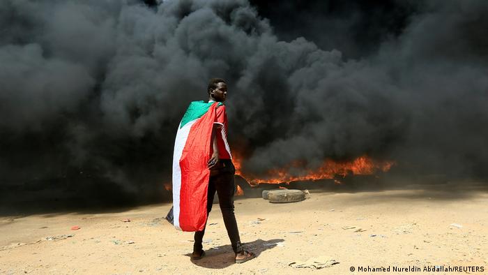 Sudan'da darbe girişimi, Başbakan gözaltında