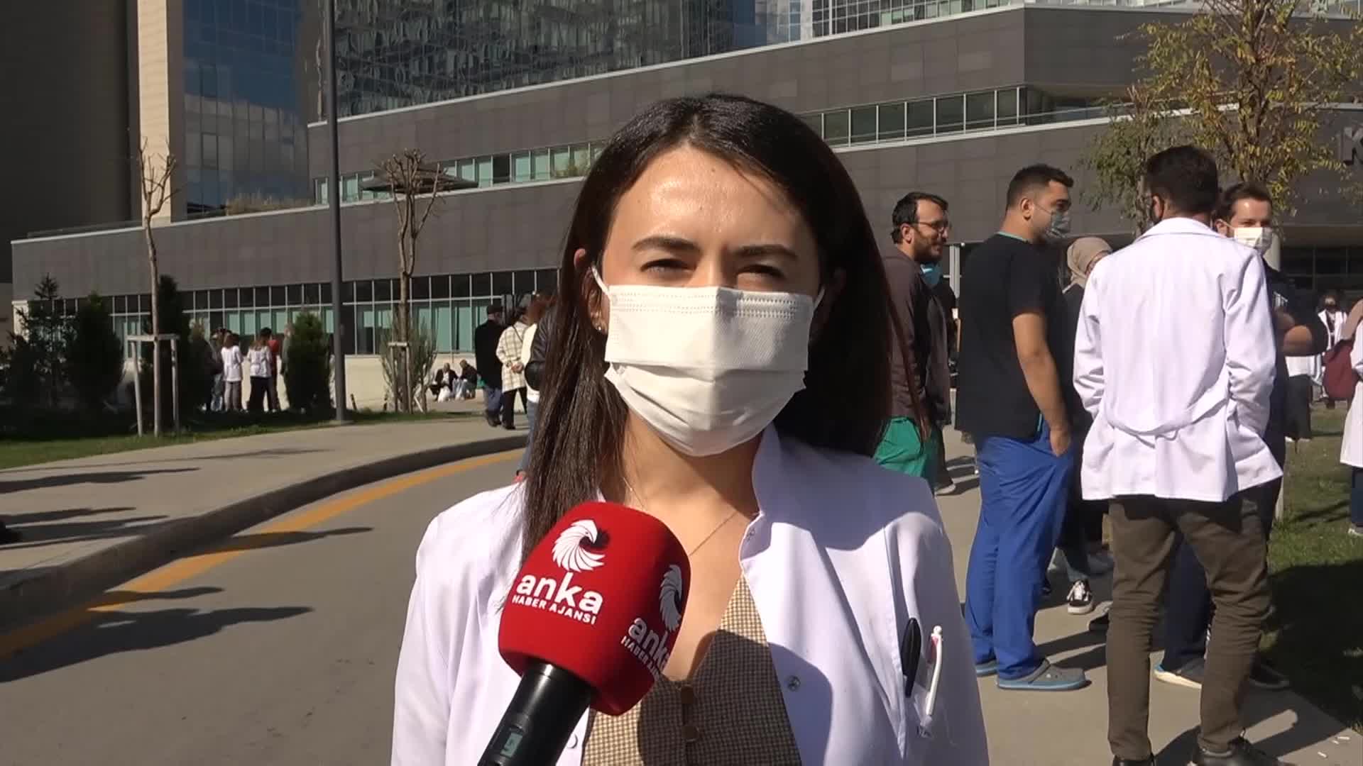 Asistan hekimler: 15 saat nöbet tutup, 7 saat parası alıyoruz