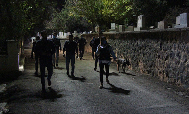 160 polisle mezarlıkta uyuşturucu operasyonu