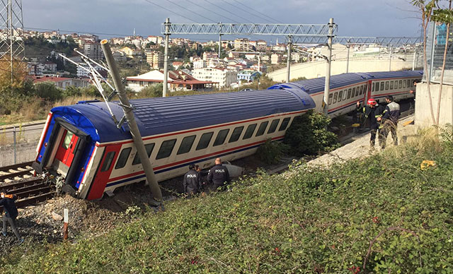 Gebze'de yolcu treninin vagonları raydan çıktı