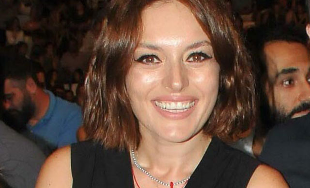 Ezgi Mola, İstanbul'un taksi sorununa otobüsten tepki gösterdi: "Alın başınıza çalın"