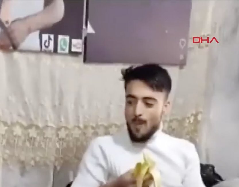 "Muz yeme" paylaşımları nedeniyle 8 kişi daha sınır dışı edilmek üzere gözaltına alındı