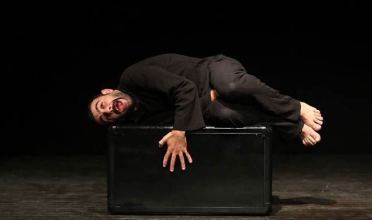 Oyunu yasaklanan tiyatro sanatçısı Sertaç Demir'in Valilik'teki işine de son verildi