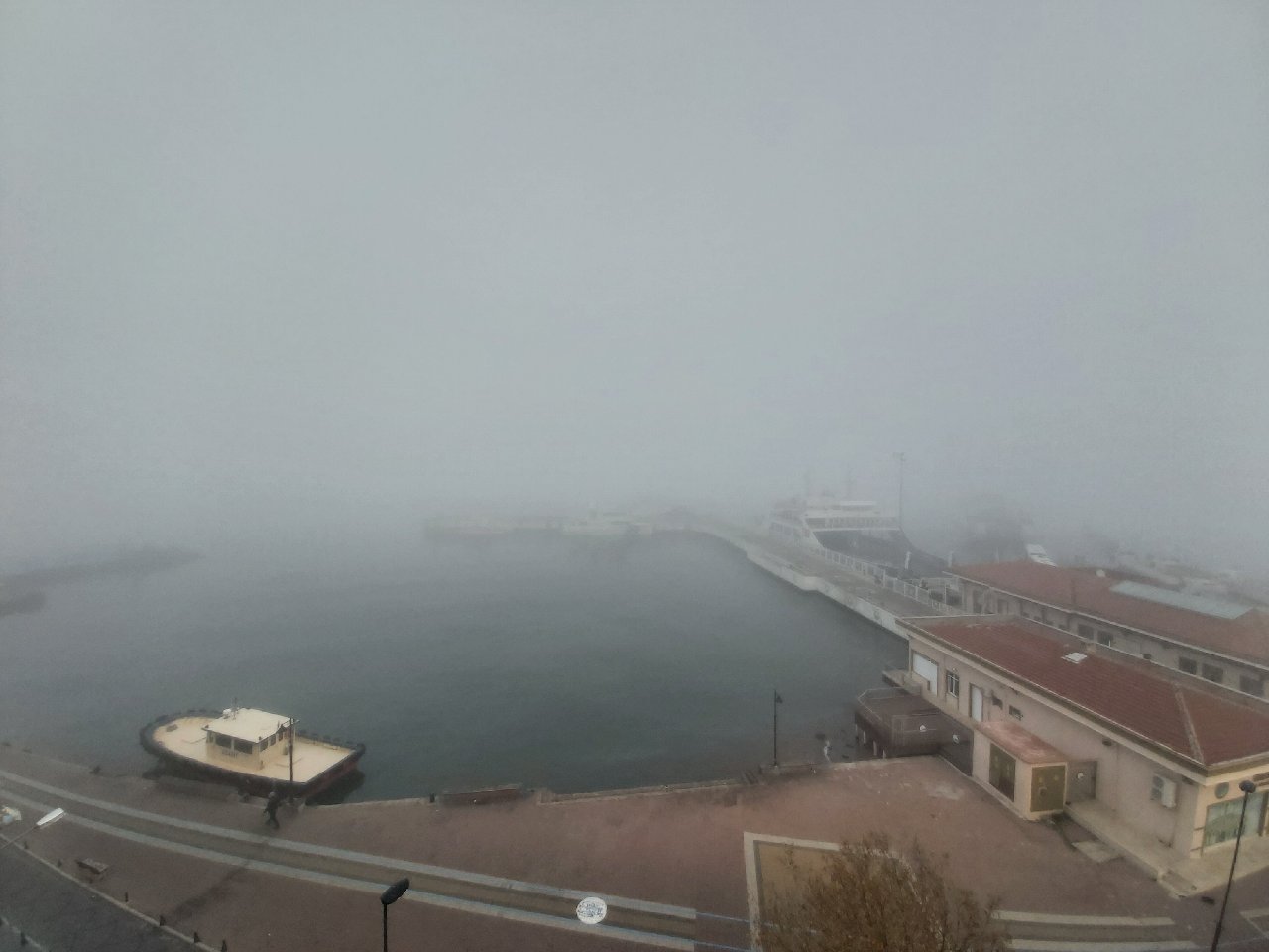 Çanakkale Boğazı'nda sis nedeniyle deniz ulaşımı durdu