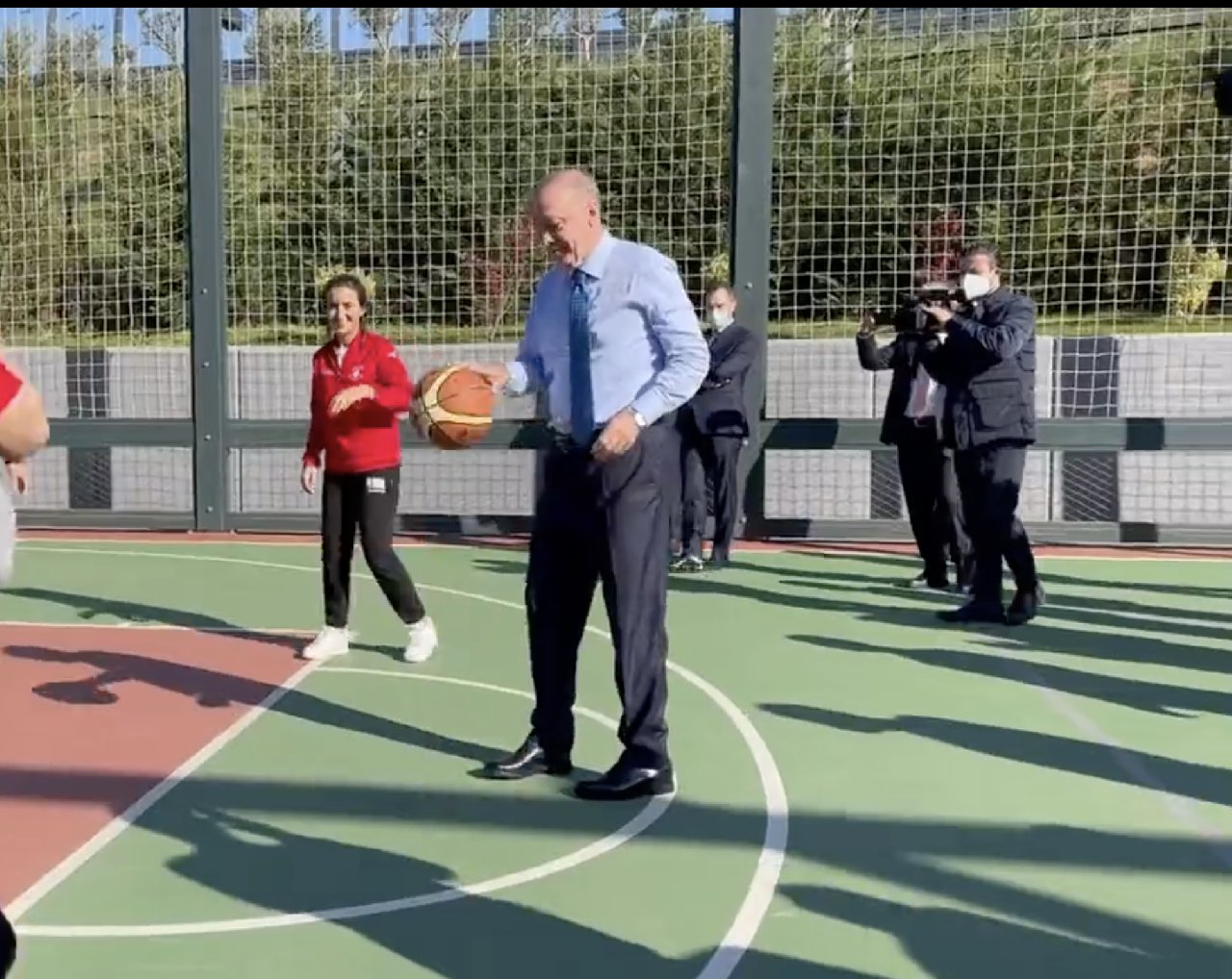 Cumhurbaşkanı Erdoğan'ın basketbol oynadığı görüntüler paylaşıldı