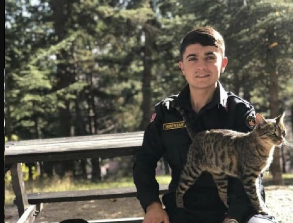 Maganda kurşunu, otomobilin bagaj kısmını deldi arka koltukta oturan 22 yaşındaki Cem'i öldürdü