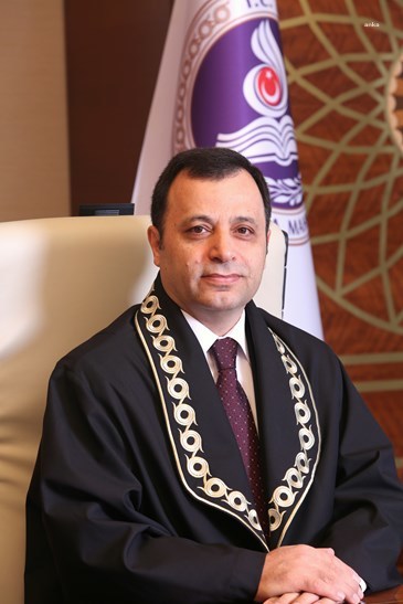 AYM Başkanı Zühtü Arslan: "Evet, cübbeyle siyaset olmaz, ancak cübbesiz yargılama da olmaz"